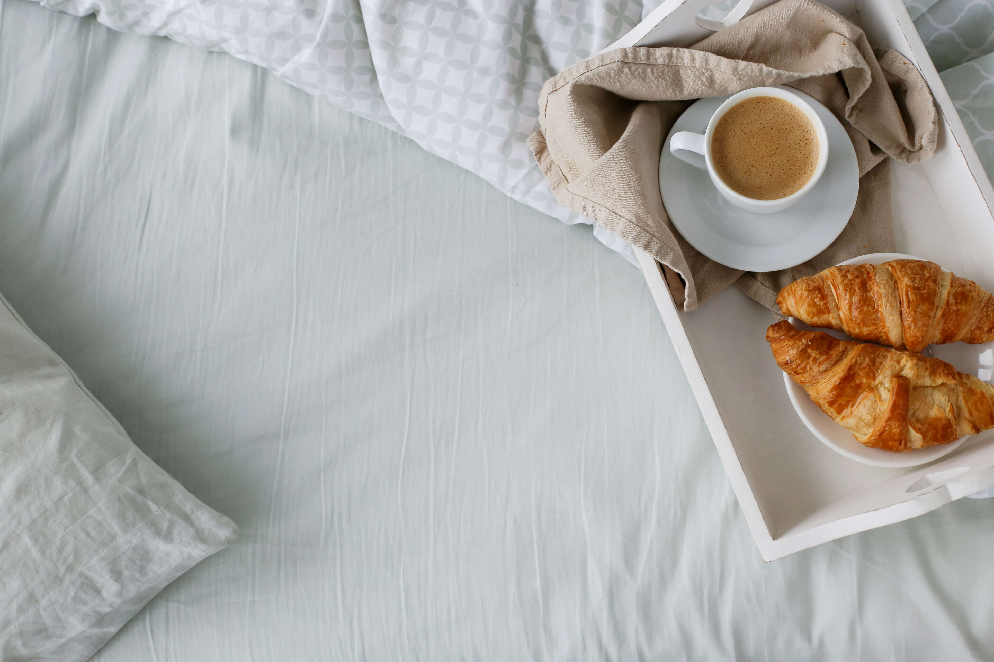 Постель ч. Кофе в постель. Завтрак с кофе. Завтрак в постель. Чашка кофе в постель.